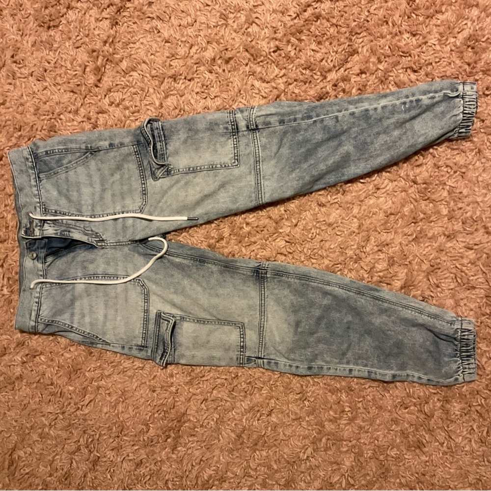 Hello! I am selling a pair of jeggings with a string around the waist.